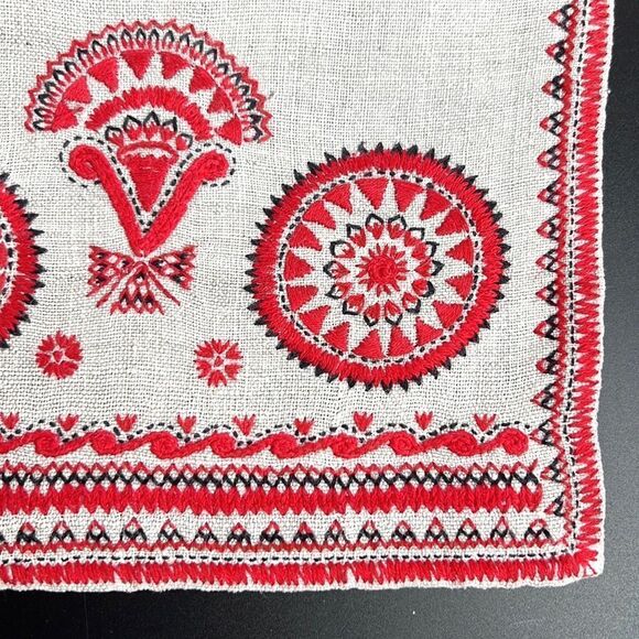 Vintage Embroidered Table Linen Set of 4 Placemats & 5 Napkins - Picture 6 of 10